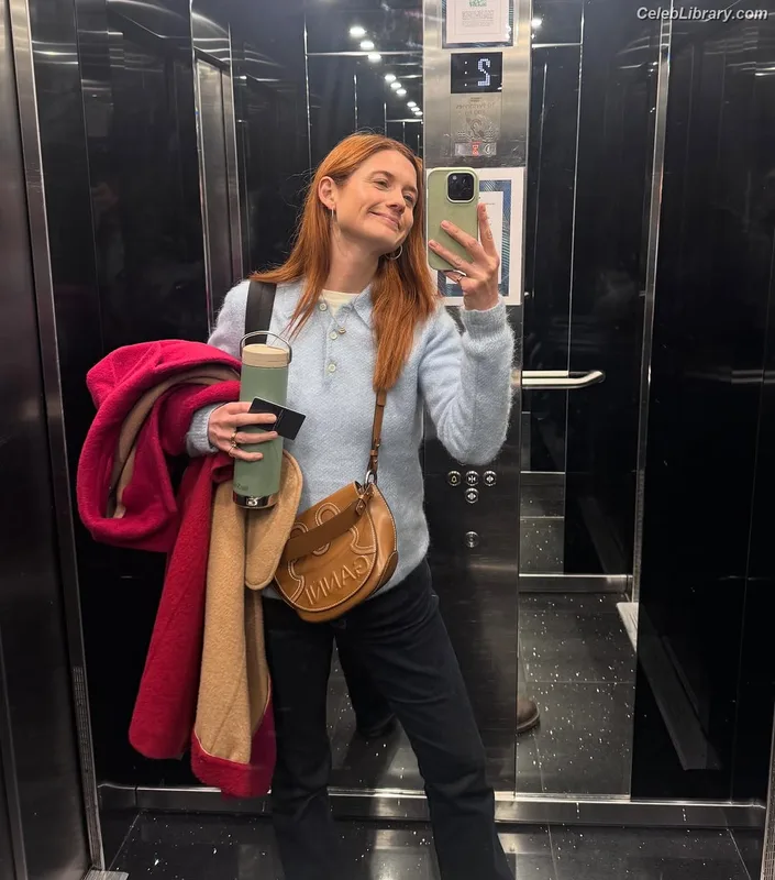 Bonnie Wright photo 7 of 423