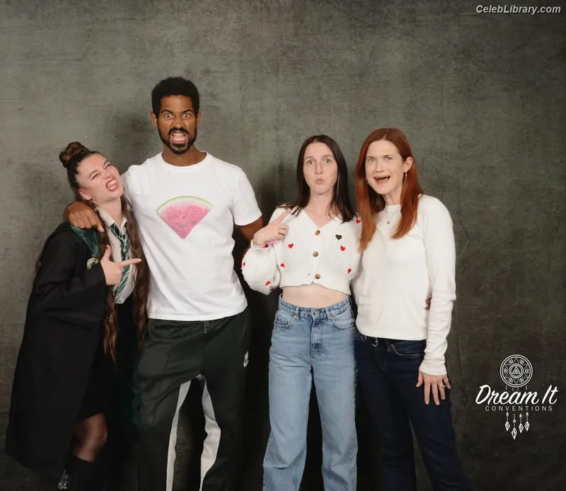 Bonnie Wright photo 16 of 423