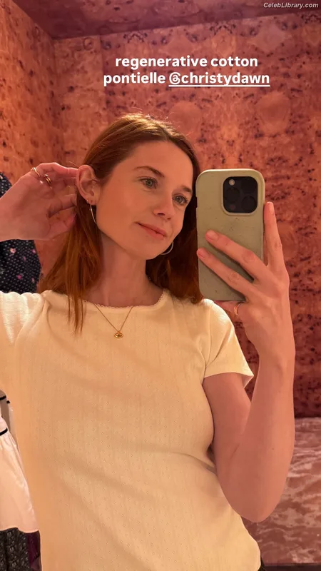Bonnie Wright photo 17 of 423