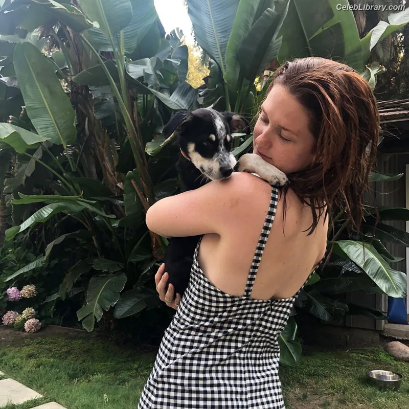 Bonnie Wright photo 24 of 423