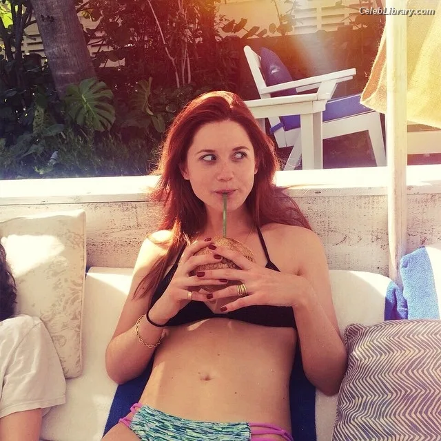 Bonnie Wright photo 4 of 423