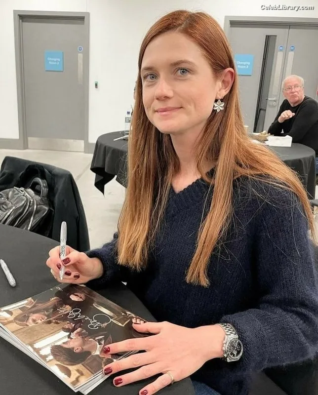 Bonnie Wright photo 13 of 423