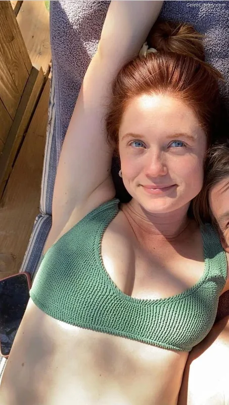 Bonnie Wright photo 14 of 423