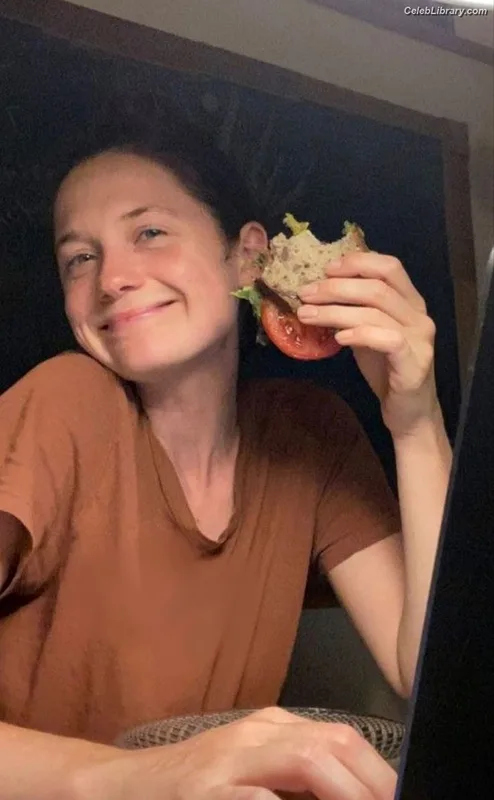 Bonnie Wright photo 21 of 423