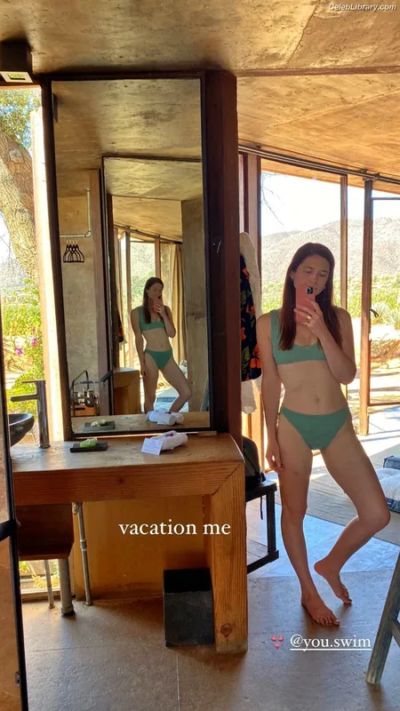 Bonnie Wright photo 3 of 423