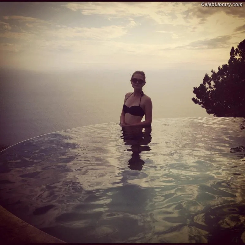 Bonnie Wright photo 6 of 423
