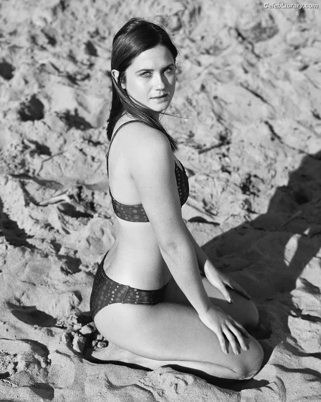 Bonnie Wright photo 7 of 423