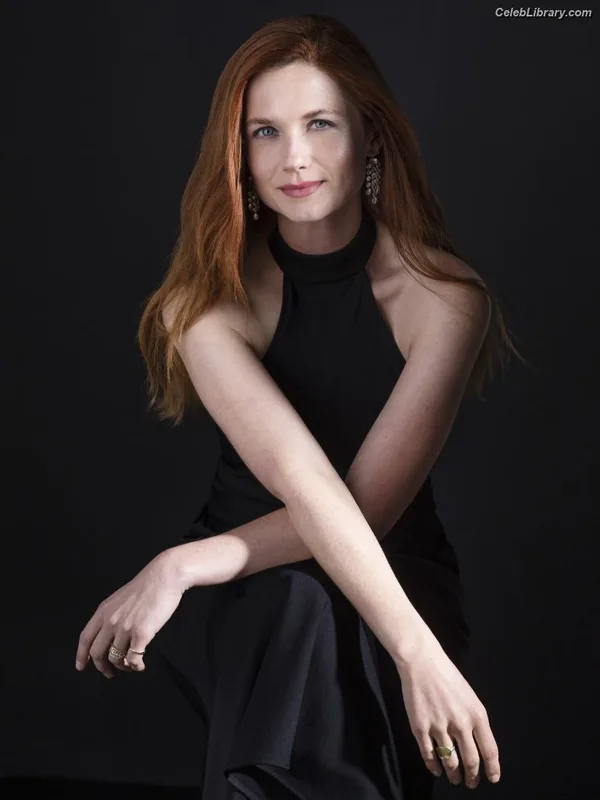 Bonnie Wright photo 14 of 423