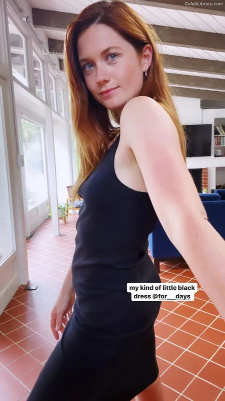 Bonnie Wright photo 16 of 423
