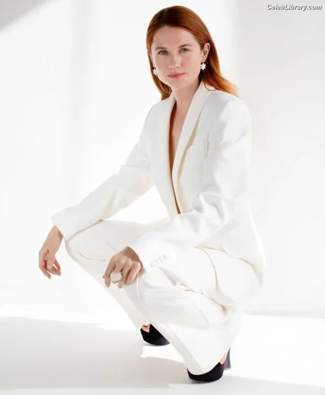 Bonnie Wright photo 21 of 423