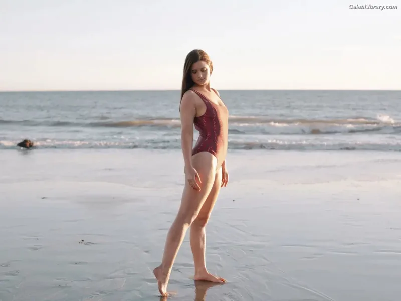Bonnie Wright photo 1 of 423