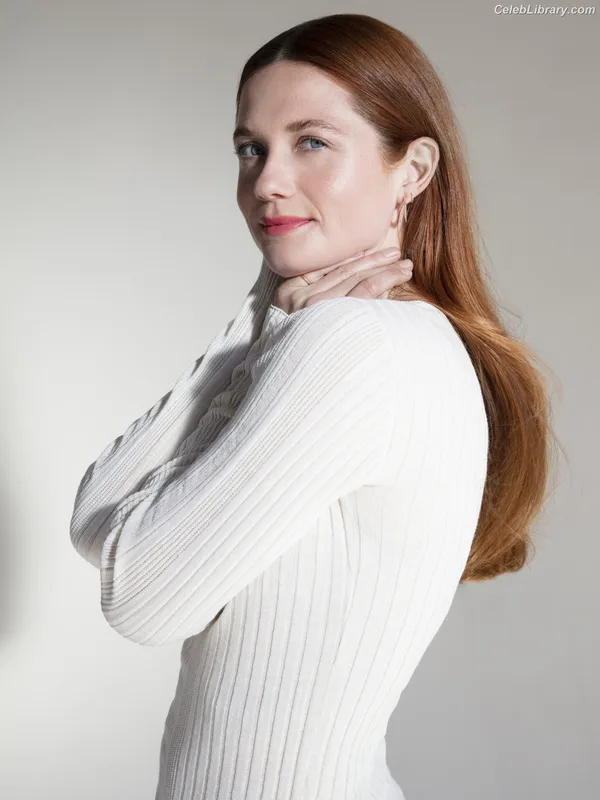 Bonnie Wright photo 9 of 423