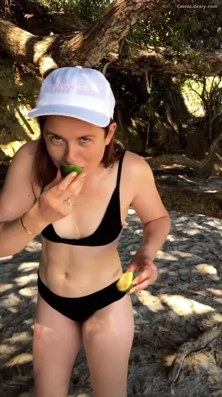 Bonnie Wright photo 5 of 423