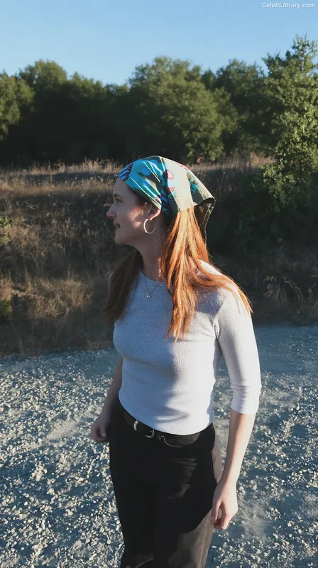 Bonnie Wright photo 13 of 423
