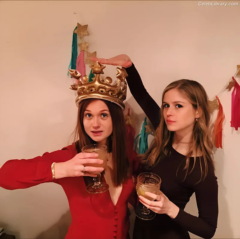 Bonnie Wright photo 15 of 423