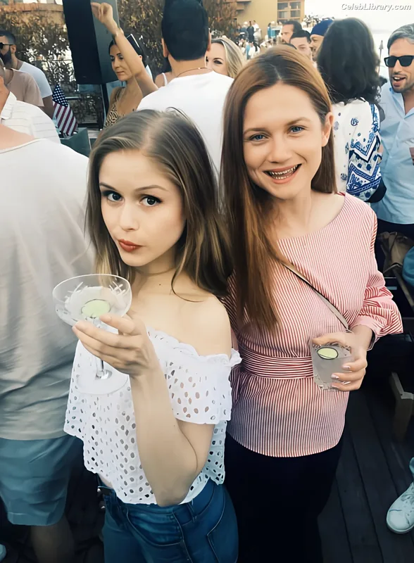 Bonnie Wright photo 17 of 423