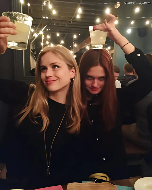 Bonnie Wright photo 21 of 423