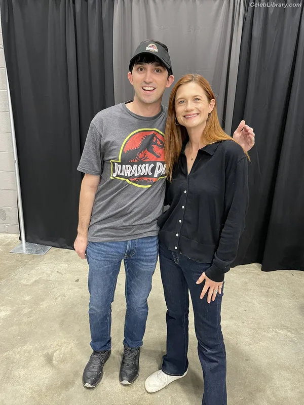Bonnie Wright photo 8 of 423