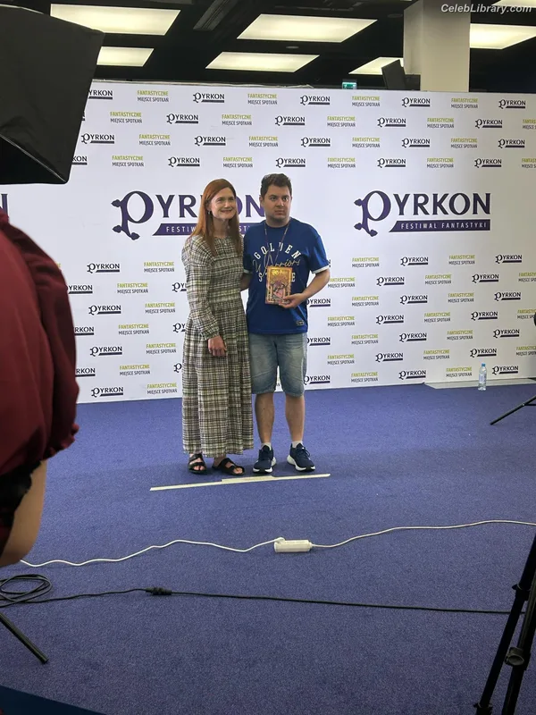 Bonnie Wright photo 11 of 423