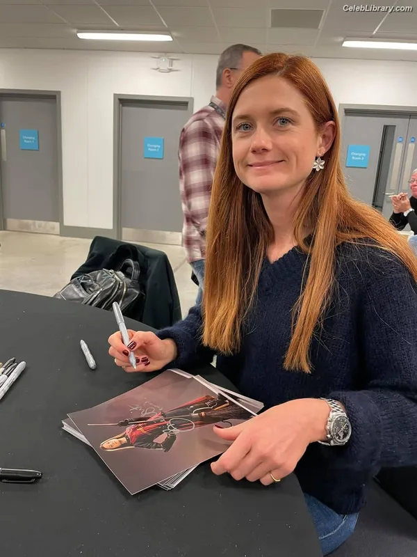 Bonnie Wright photo 17 of 423