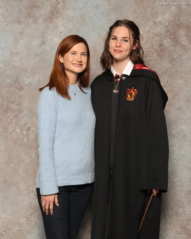 Bonnie Wright photo 18 of 423
