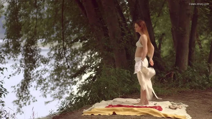 Bonnie Wright photo 21 of 423