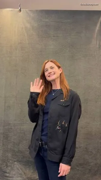Bonnie Wright photo 1 of 423