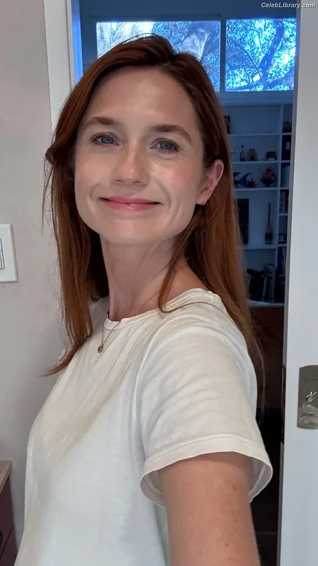Bonnie Wright photo 3 of 423