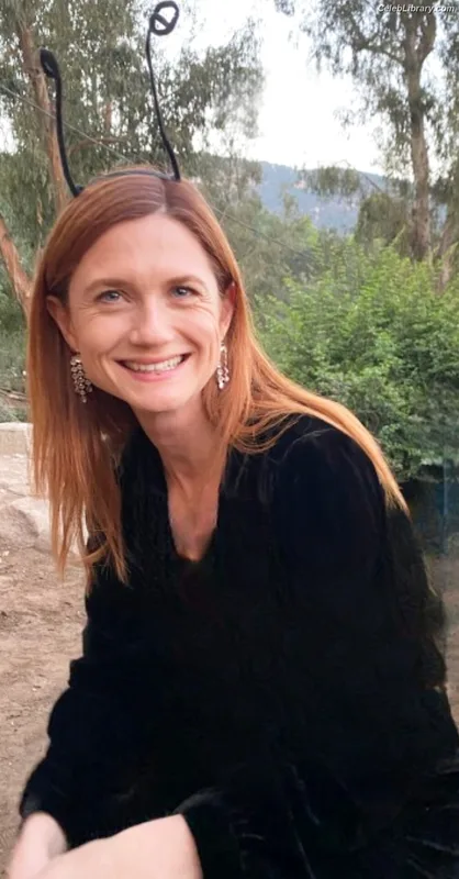 Bonnie Wright photo 23 of 423
