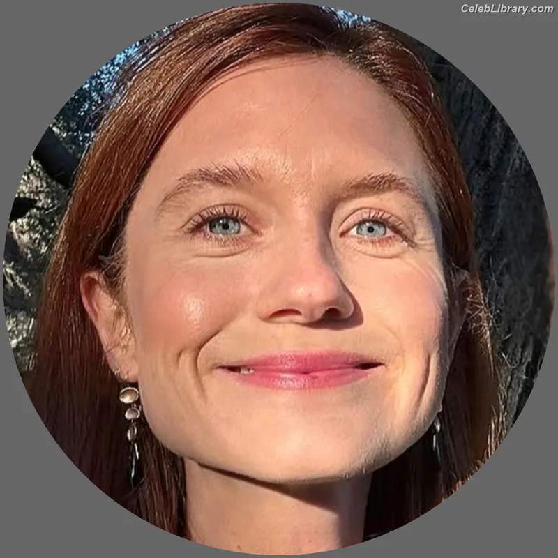 Bonnie Wright photo 24 of 423