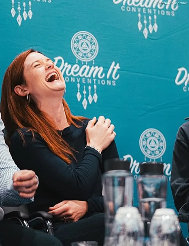Bonnie Wright photo 1 of 423