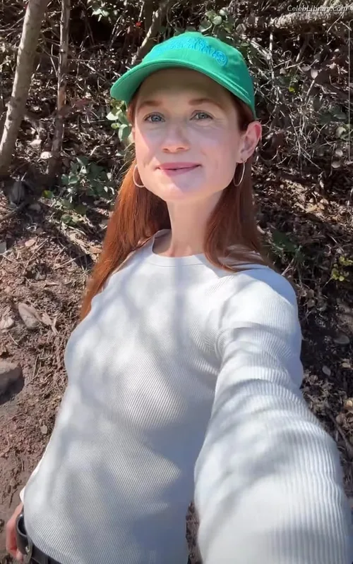 Bonnie Wright photo 2 of 423