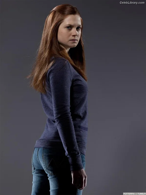 Bonnie Wright photo 3 of 423