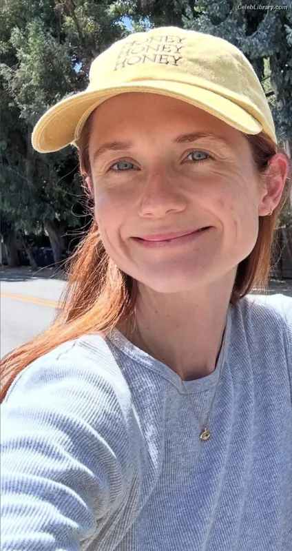 Bonnie Wright photo 14 of 423