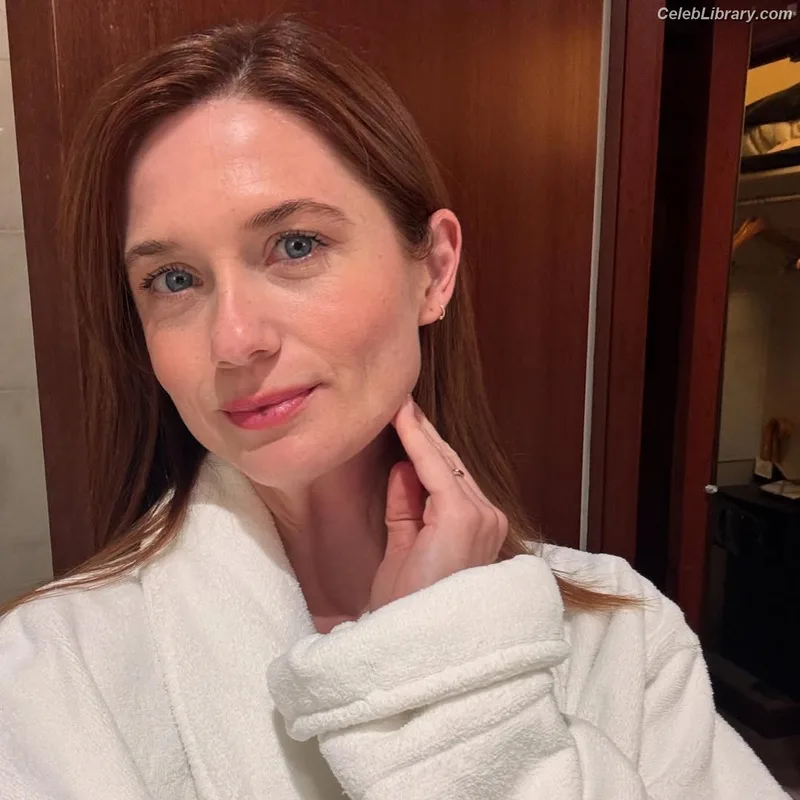 Bonnie Wright photo 20 of 423