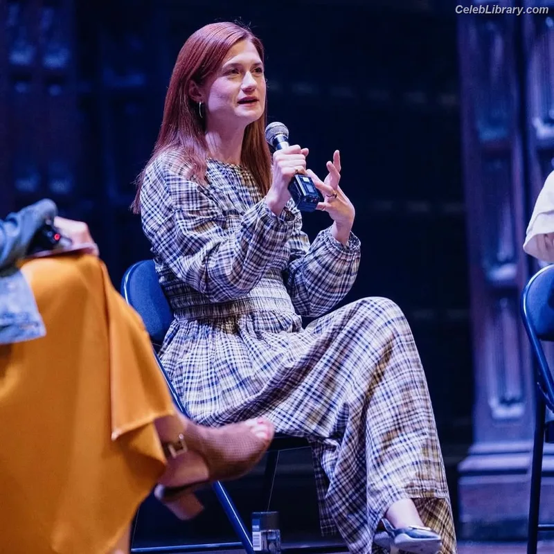 Bonnie Wright photo 21 of 423