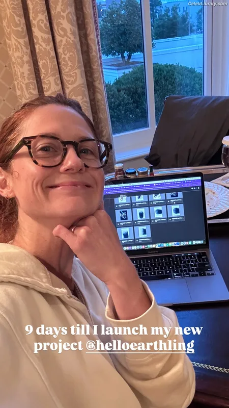 Bonnie Wright photo 23 of 423