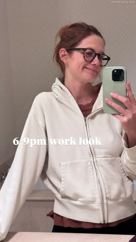 Bonnie Wright photo 1 of 423