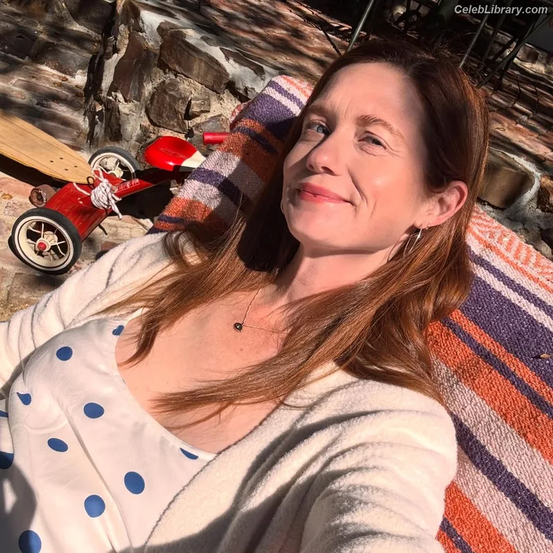 Bonnie Wright photo 3 of 423