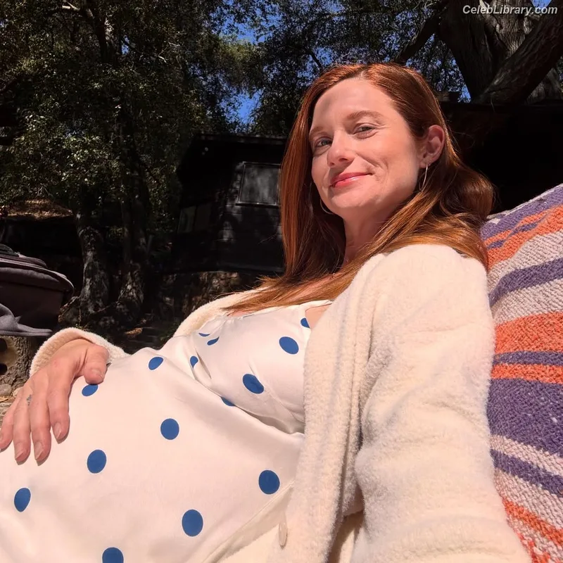 Bonnie Wright photo 4 of 423