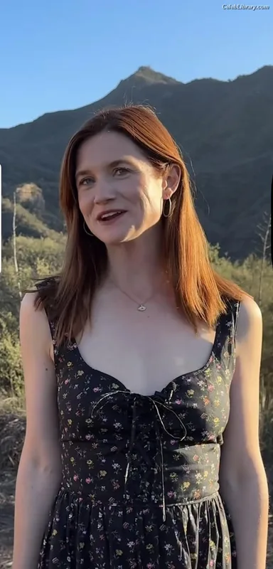 Bonnie Wright photo 5 of 423
