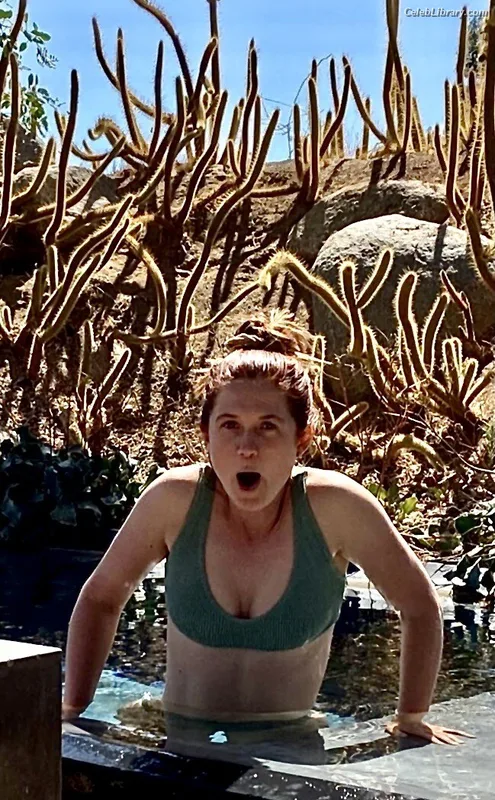 Bonnie Wright photo 14 of 423