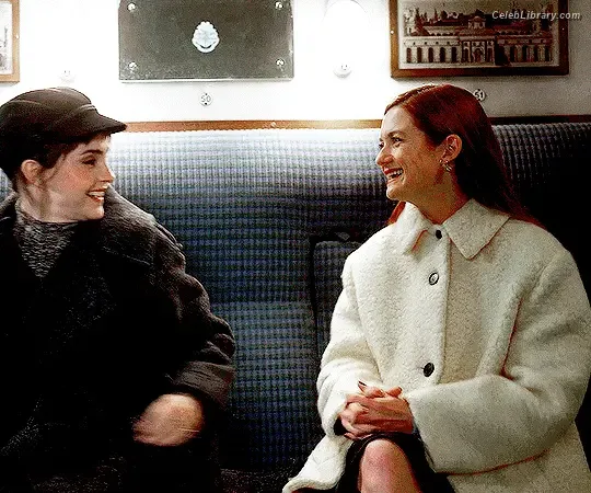 Bonnie Wright photo 15 of 423