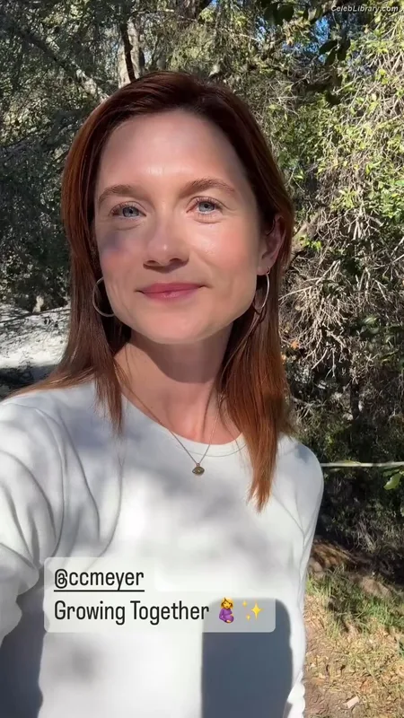 Bonnie Wright photo 7 of 423