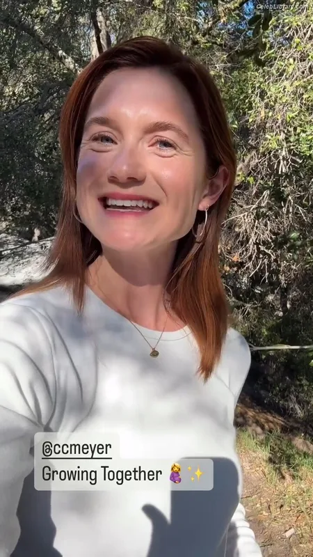 Bonnie Wright photo 8 of 423
