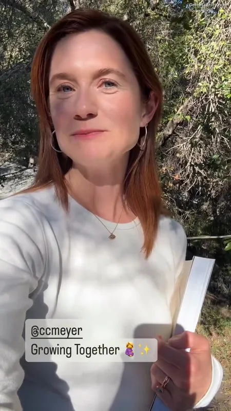 Bonnie Wright photo 9 of 423