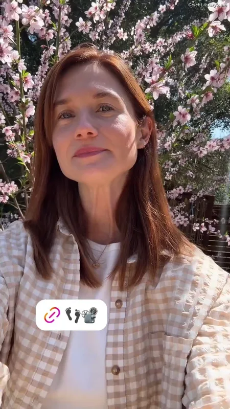 Bonnie Wright photo 10 of 423