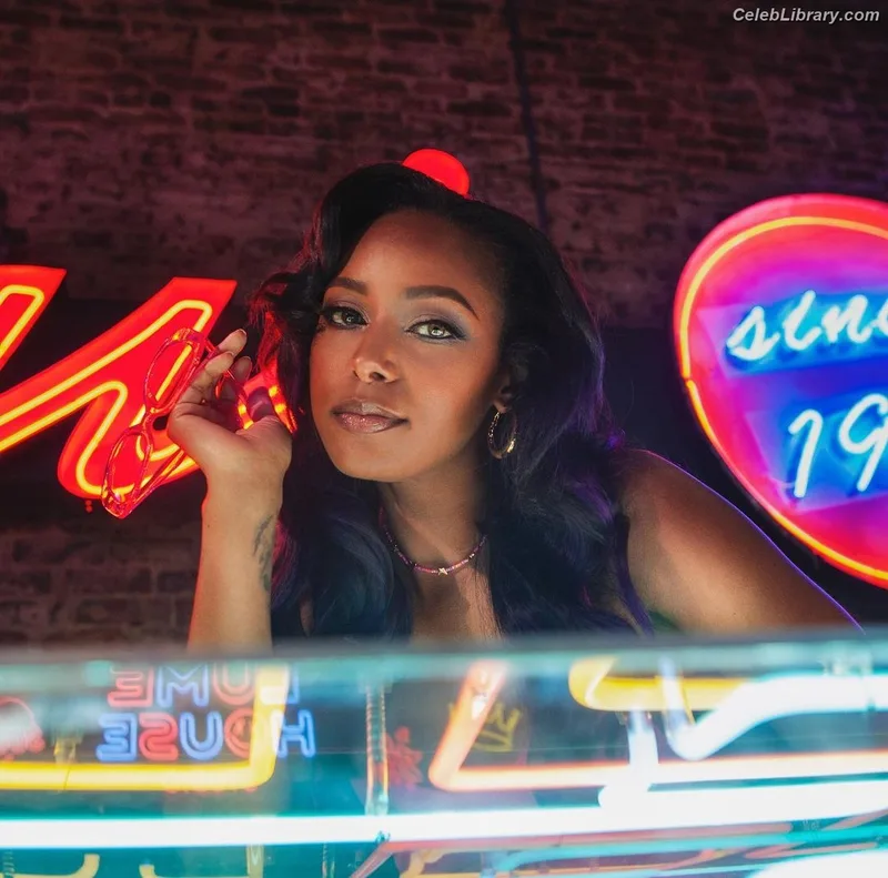 Brandi Rhodes photo 5 of 517