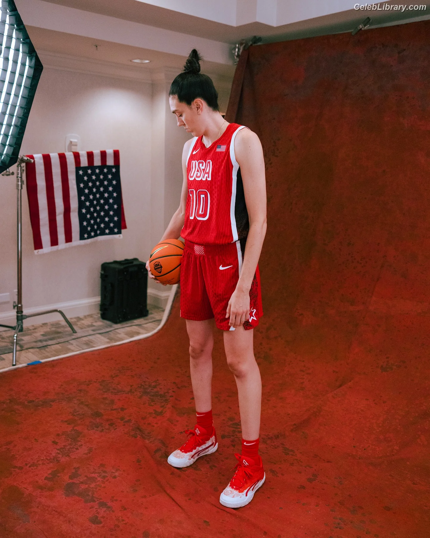 Breanna Stewart photo 2 of 131