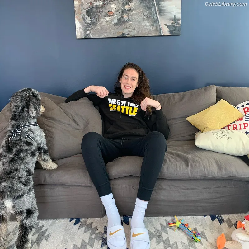 Breanna Stewart photo 24 of 132